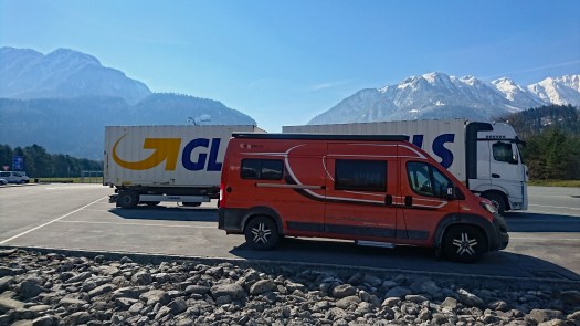 Salz und Licht auf der Autobahn